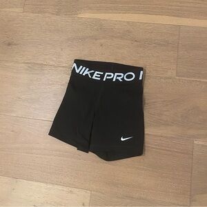 Women’s xxs Nike Pro Shorts 4 inch, perfect condition, worn less than 5 times